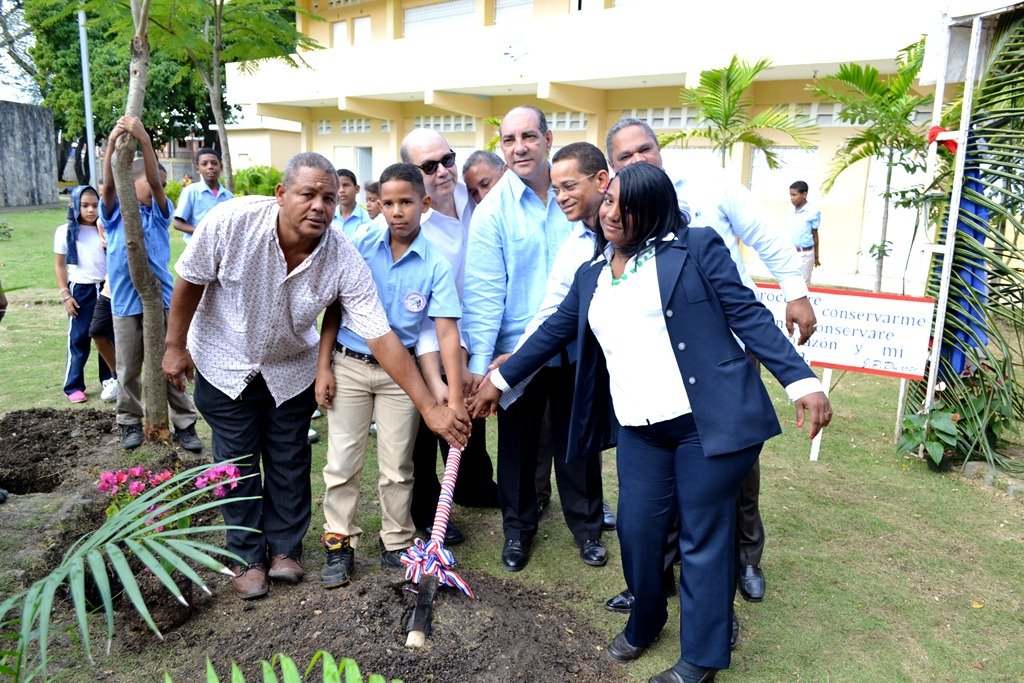 Primer Picazo del Jardin de Duarte en la escuela Andres Bello